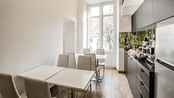 Réfrigérateur dans l'espace commun, micro-ondes dans l'espace commun