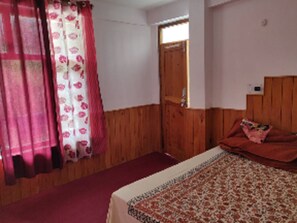 Soundproofing, rollaway beds, free WiFi - The A Square Cafe Manali (Manali)