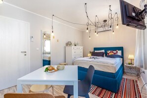 Estudio de diseñador, 1 cama matrimonial, vista a la ciudad (Leon) | Escritorio, insonorización, tabla de planchar con plancha y wifi gratis 