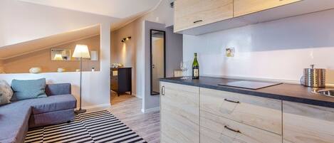 Fridge, stovetop, coffee/tea maker, electric kettle