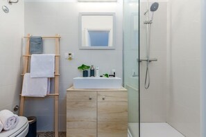 Estudio Confort, 1 cama doble con sofá cama, vistas a la ciudad (Lota) | Baño | Ducha, secador de pelo, albornoces y zapatillas