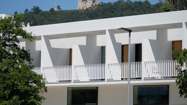 A modern building with a balcony and large windows. - HI Viana Castelo - Pousada de Juventude - Hostel (Viana do Castelo)