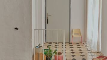 Tweepersoonskamer (pequeña) | Een kluis op de kamer, verduisterende gordijnen, geluiddichte muren