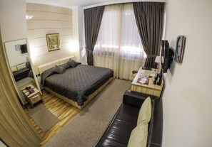 Desk, free WiFi - Comfort (Tirana)