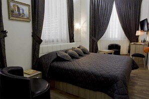 Desk, free WiFi - Comfort (Tirana)