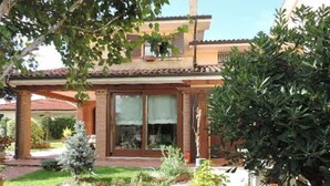 A house with a covered patio, a garden with various plants, and a clear view of the surrounding area. - B&B Dora e Flavio (Montegrotto Terme)