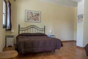Habitación triple, varias camas, para no fumadores | Cortinas blackout, camas extra, wifi gratis y ropa de cama