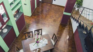 Suite monolocale Luxury, angolo cottura | Area soggiorno | TV a schermo piatto