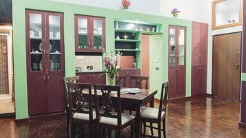 Luxury-Studiosuite, Kochnische | Wohnbereich | Flachbildfernseher