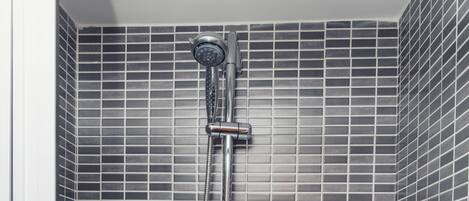 Luxury-Studiosuite, Kochnische | Badezimmer | Dusche, kostenlose Toilettenartikel, Haartrockner, Hausschuhe