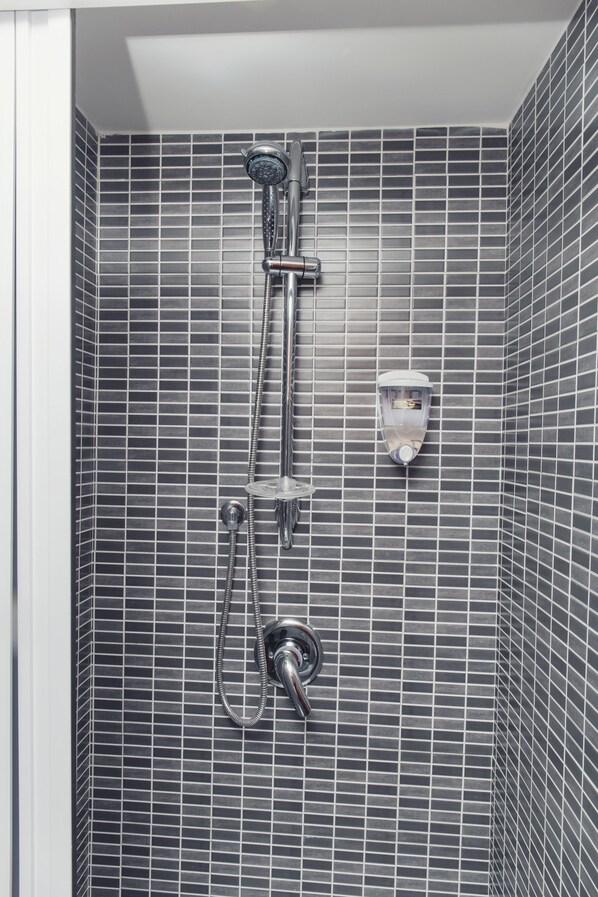 Suite studio luxueuse, cuisinette | Salle de bain | Douche, articles de toilette (gratuits), séchoir à cheveux, pantoufles