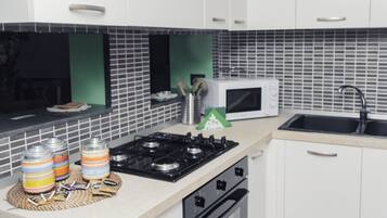 Luxury-Studiosuite, Kochnische | Eigene Küche | Kühlschrank, Mikrowelle, Ofen, Herdplatte