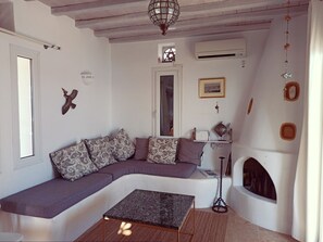 32-inch flat-screen TV with digital channels, plasma TV, fireplace - Panormos Art Villas (Tinos)