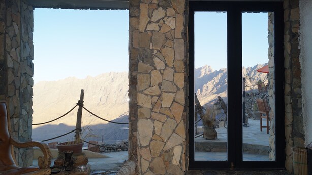 Habitación con estructura de piedra y vistas a las montañas.