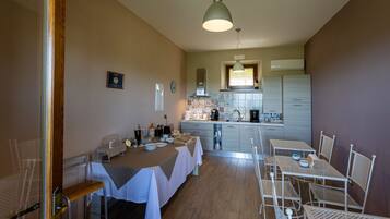 Frigorifero nell'area comune, microonde, piano cottura