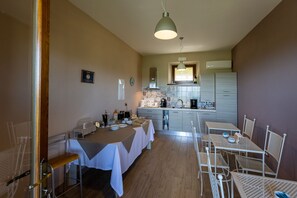 Réfrigérateur dans l'espace commun, micro-ondes, plaque de cuisson