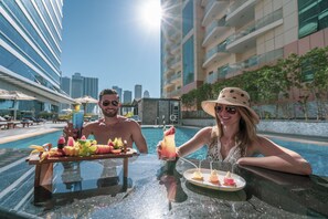 2 piscines extérieures, parasols de plage, chaises longues