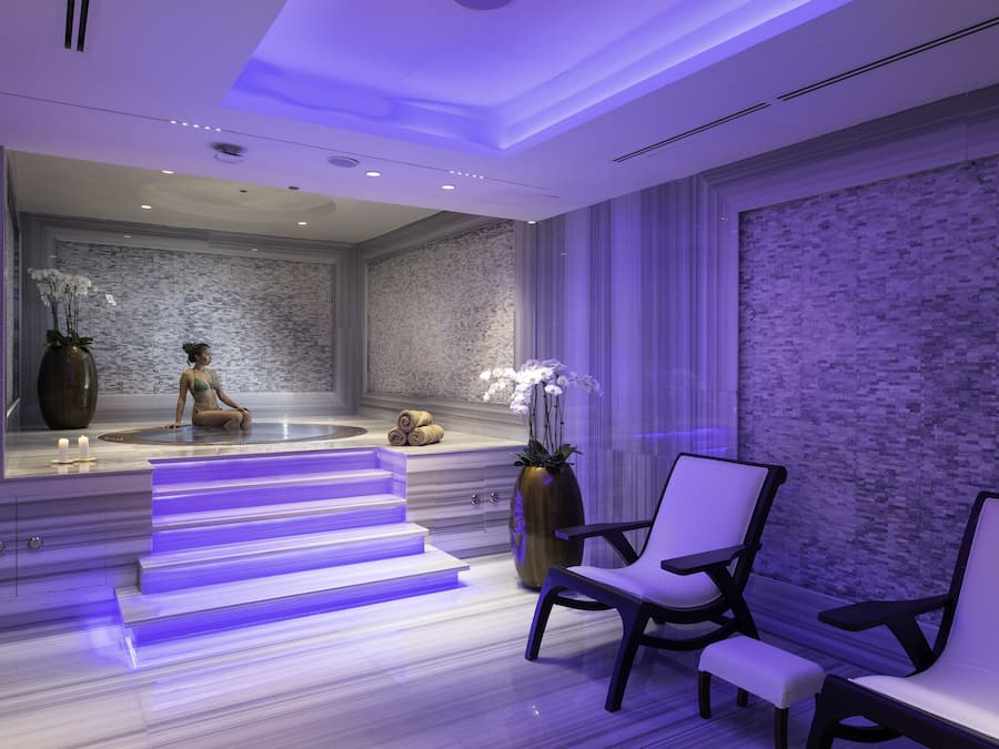 Sauna, hot tub, ruang uap, perawatan tubuh, dan pijat dengan batu panas