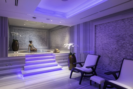 Un sauna, una bañera de hidromasaje, baño turco, tratamientos corporales