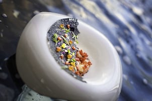 Un plato de comida con una variedad de ingredientes coloridos.