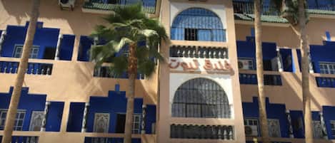 Vista frontal de la propiedad
