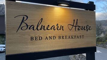 Señal de madera para Balnearn House, indicando que ofrece servicios de alojamiento con desayuno.