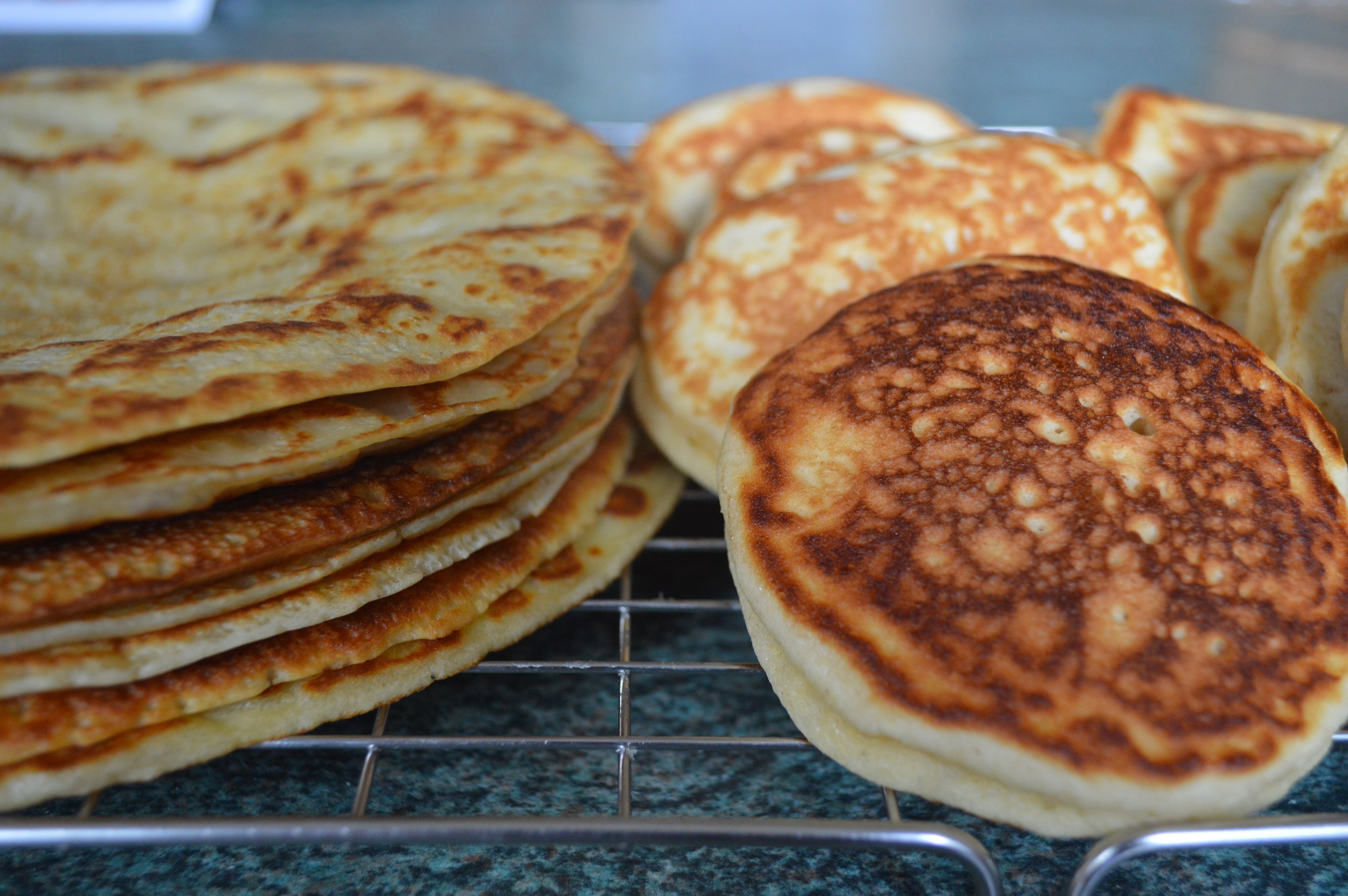 Une pile de crêpes sur une grille.