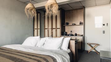 Deluxe Tek Büyük Yataklı Oda, Balkon, Denize Bakan | 1 yatak odası, minibar, odada kasa, güneşlik/perde