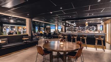 2 restaurants; breakfast, lunch, and dinner served