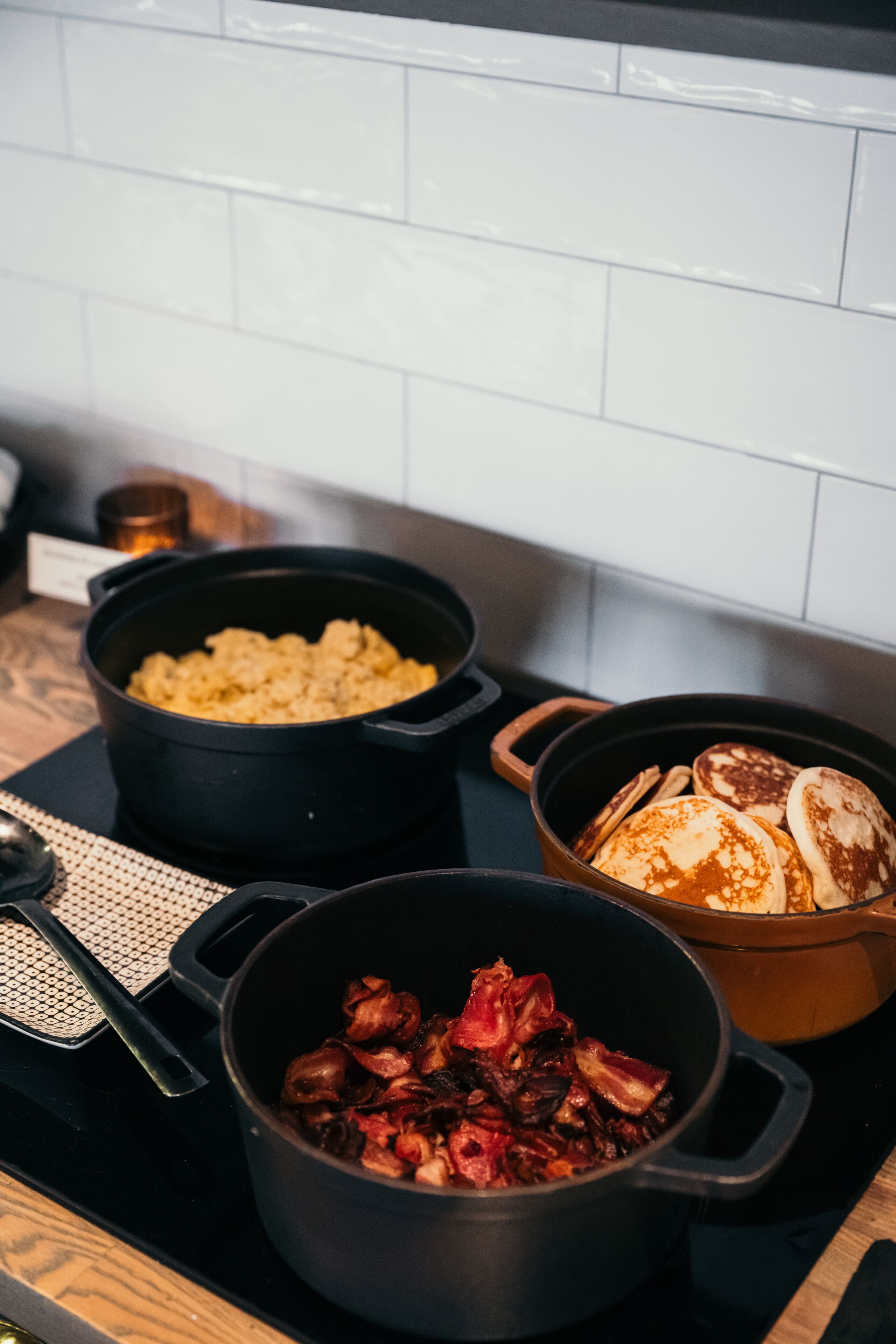 Un plan de travail de cuisine avec trois récipients contenant des aliments.
