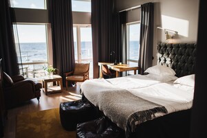 Deluxe Double Room (Sea View) | Minibar, in-room safe, blackout drapes, iron/ironing board