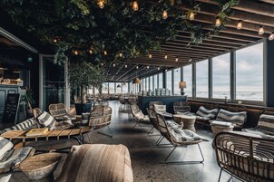 2 restaurants, breakfast served