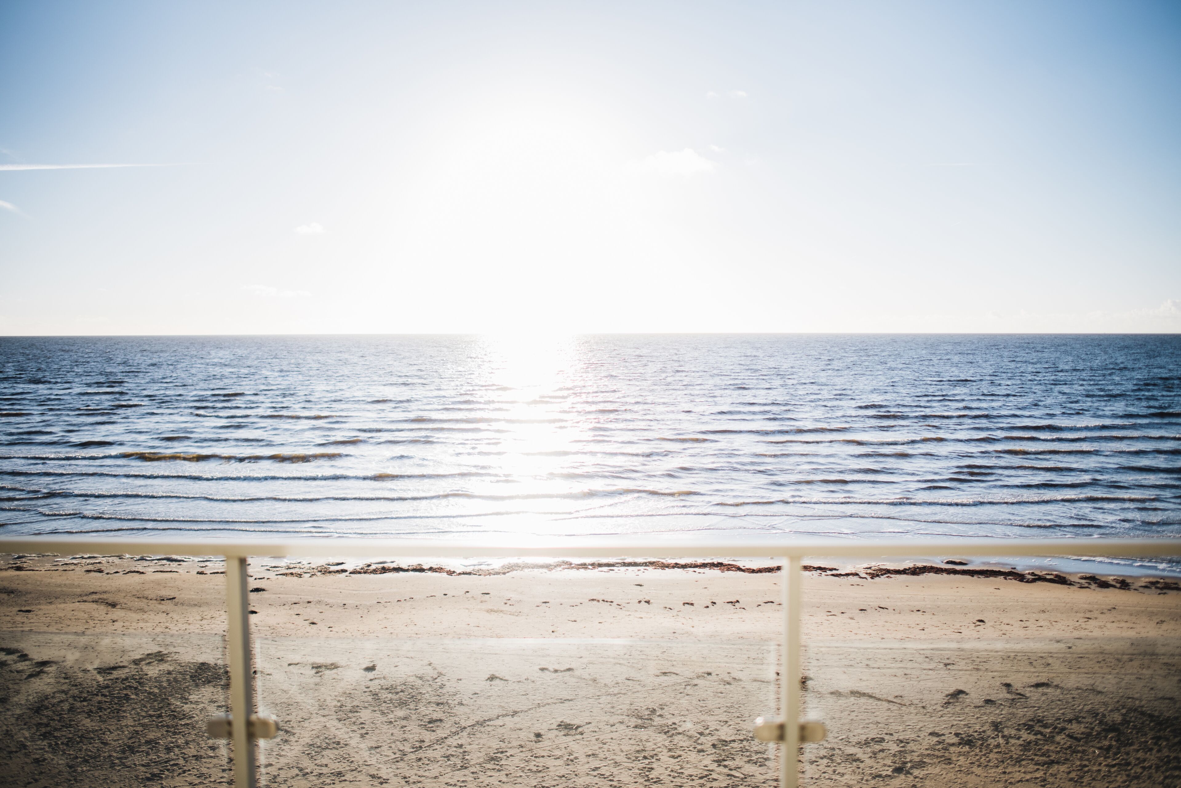 En strand med fri utsikt över havet och en sandstrand.