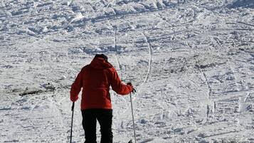Una persona esquiando por una pendiente nevada.