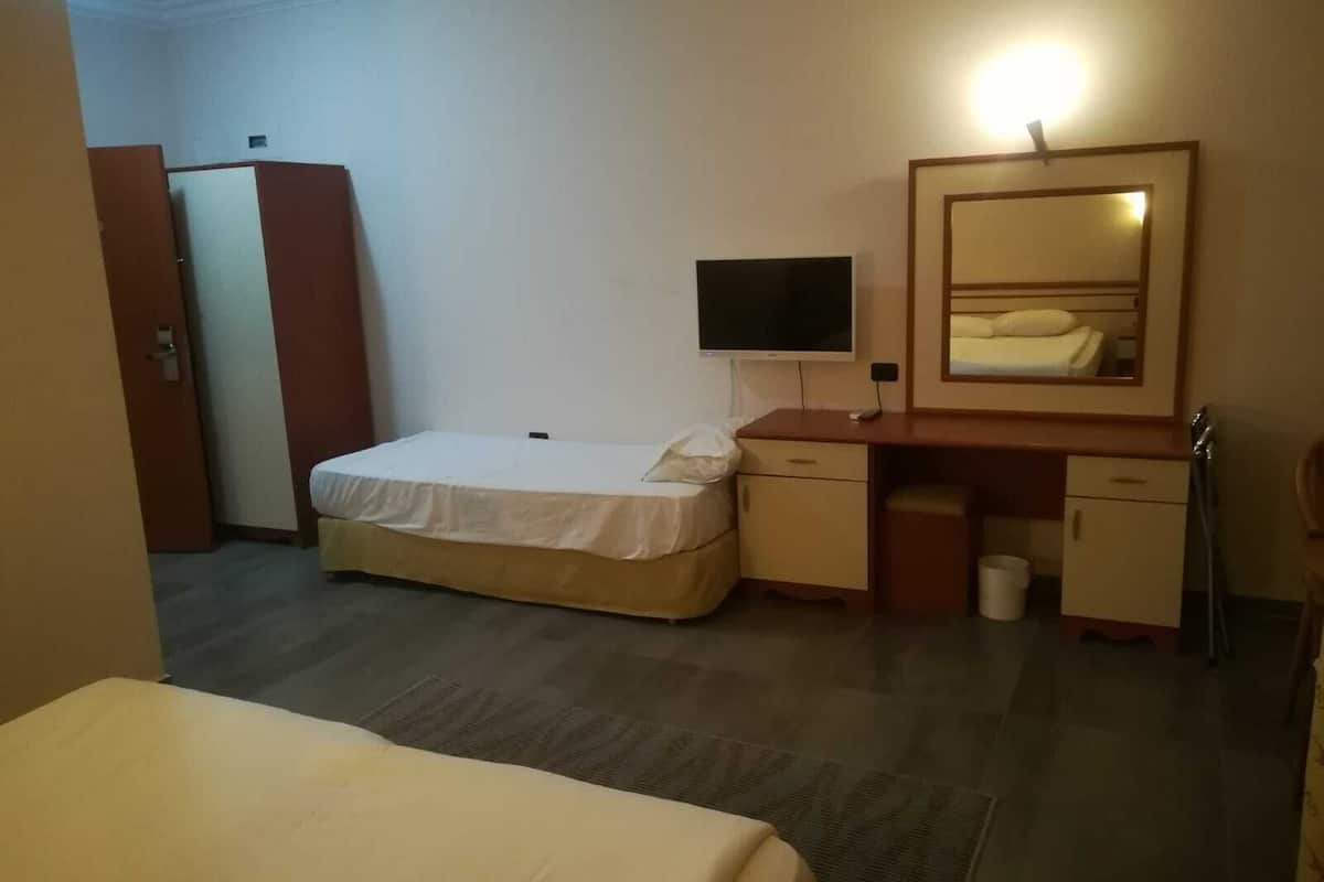 economy room | 1 bedroom, premium bedding, in-room safe, laptop workspace