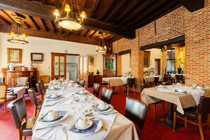 Café da manhã com buffet todos os dias mediante uma taxa