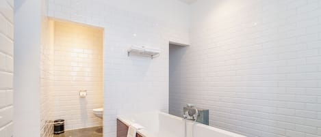 Quarto casal com design assinado | Banheiro | Produtos de toalete grátis, toalhas de banho, sabonete, shampoo