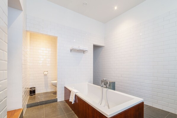 Habitación doble Prestigio | Baño | Amenidades de baño gratuitas, toallas, jabón, shampoo 