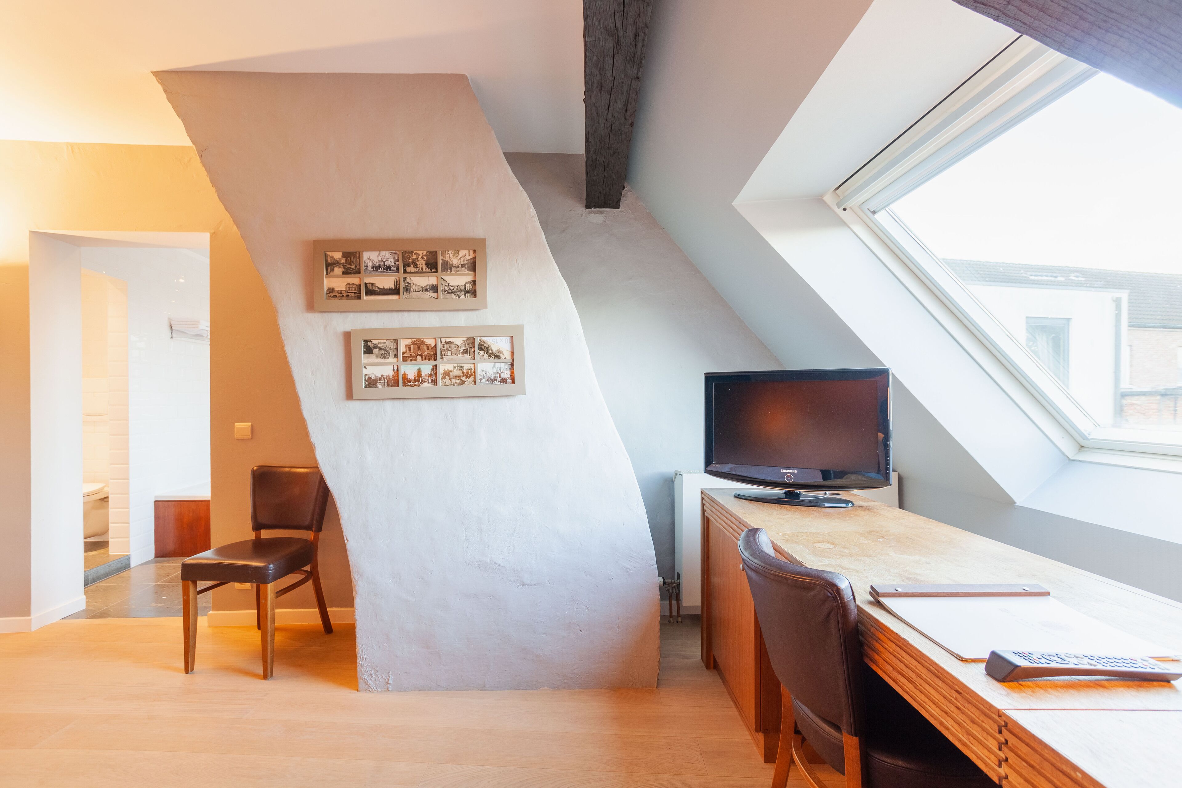 Dobbeltrom – signature | Oppholdsområde | En 45-tommers Flatskjerm-TV med digitale kanaler samt TV og Netflix