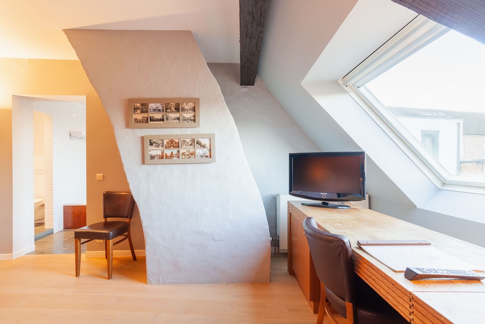 Hof van Aragon by null