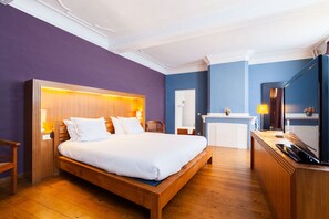 Quarto casal com design assinado | Cofres nos quartos, escrivaninha, espaço de trabalho para notebook