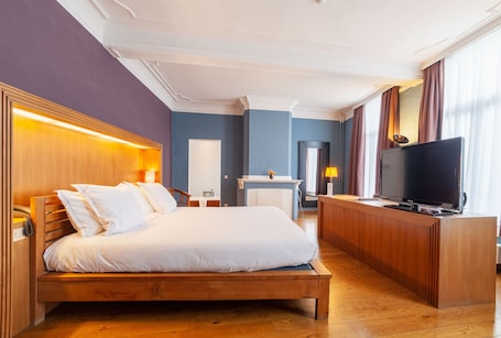 Signature Double Room | 1 bedroom, in-room safe, desk, laptop workspace