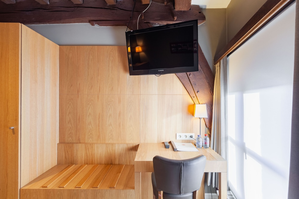 Hof van Aragon by null