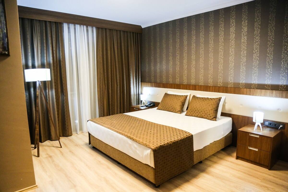In-room safe, WiFi (free)