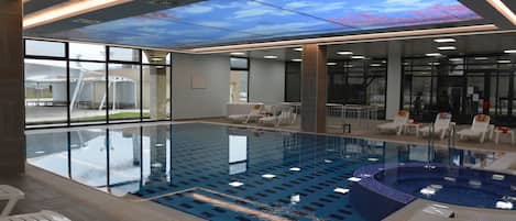 Piscine intérieure, piscine extérieure en saison, cabanas (supplément)