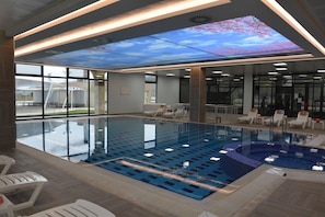 Piscina interna, piscina externa sazonal, barracas, guarda-sóis