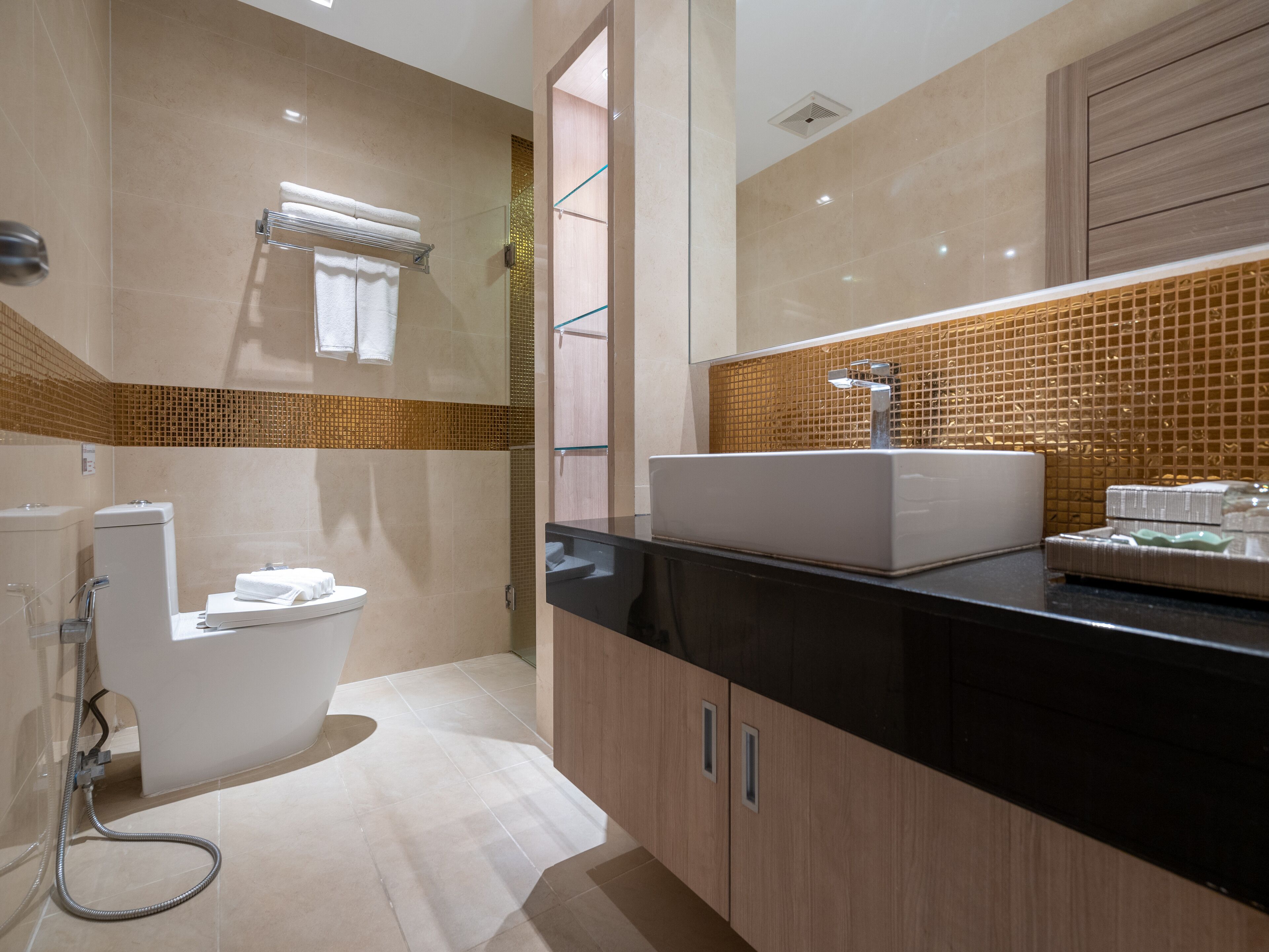 Un baño moderno con inodoro, lavamanos y ducha.