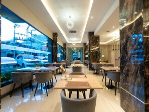 Breakfast, lunch, dinner served; Thai cuisine 