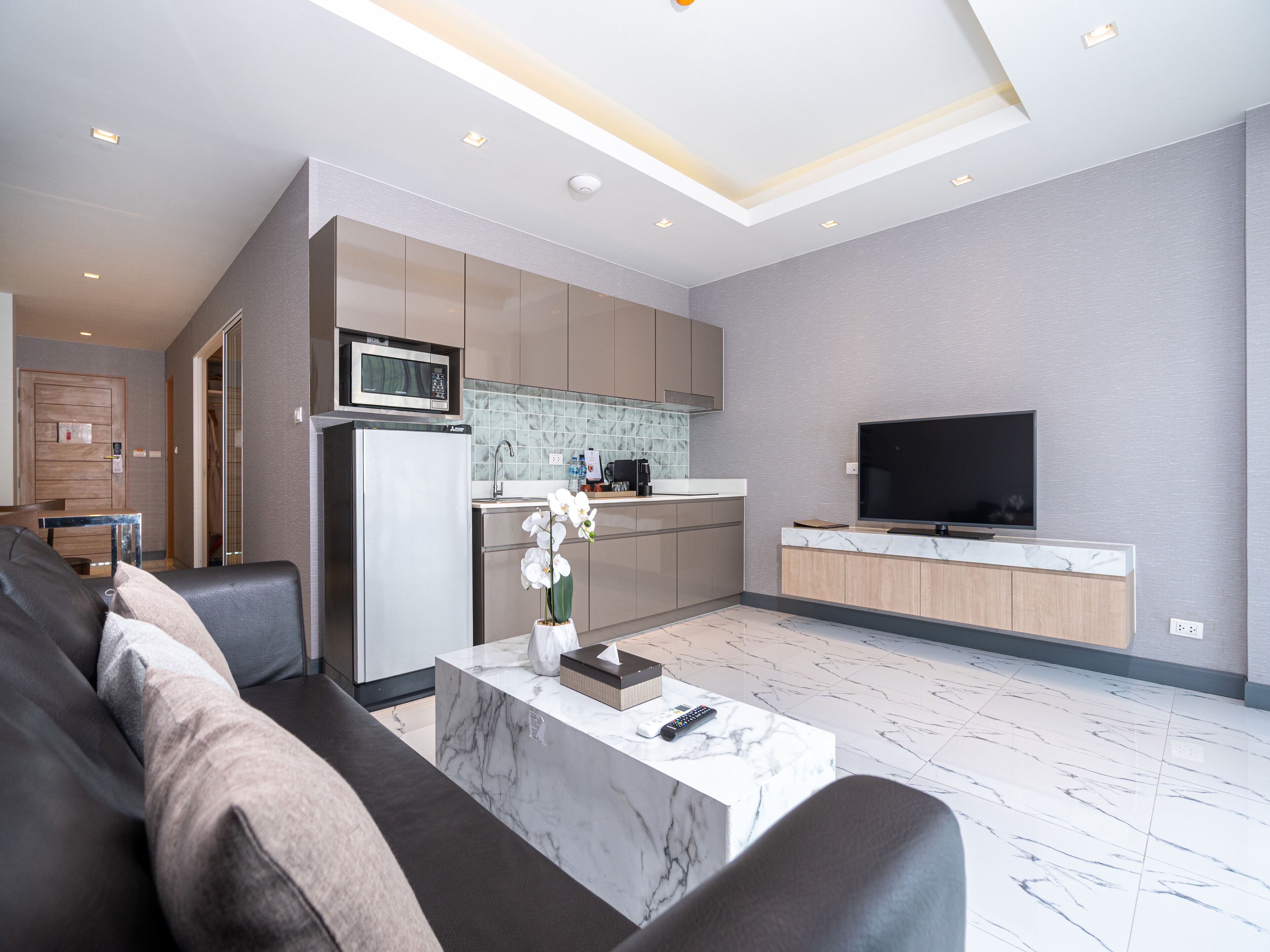 studio room | living area | flat-screen tv