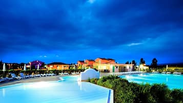 2 piscinas externas, espreguiçadeiras